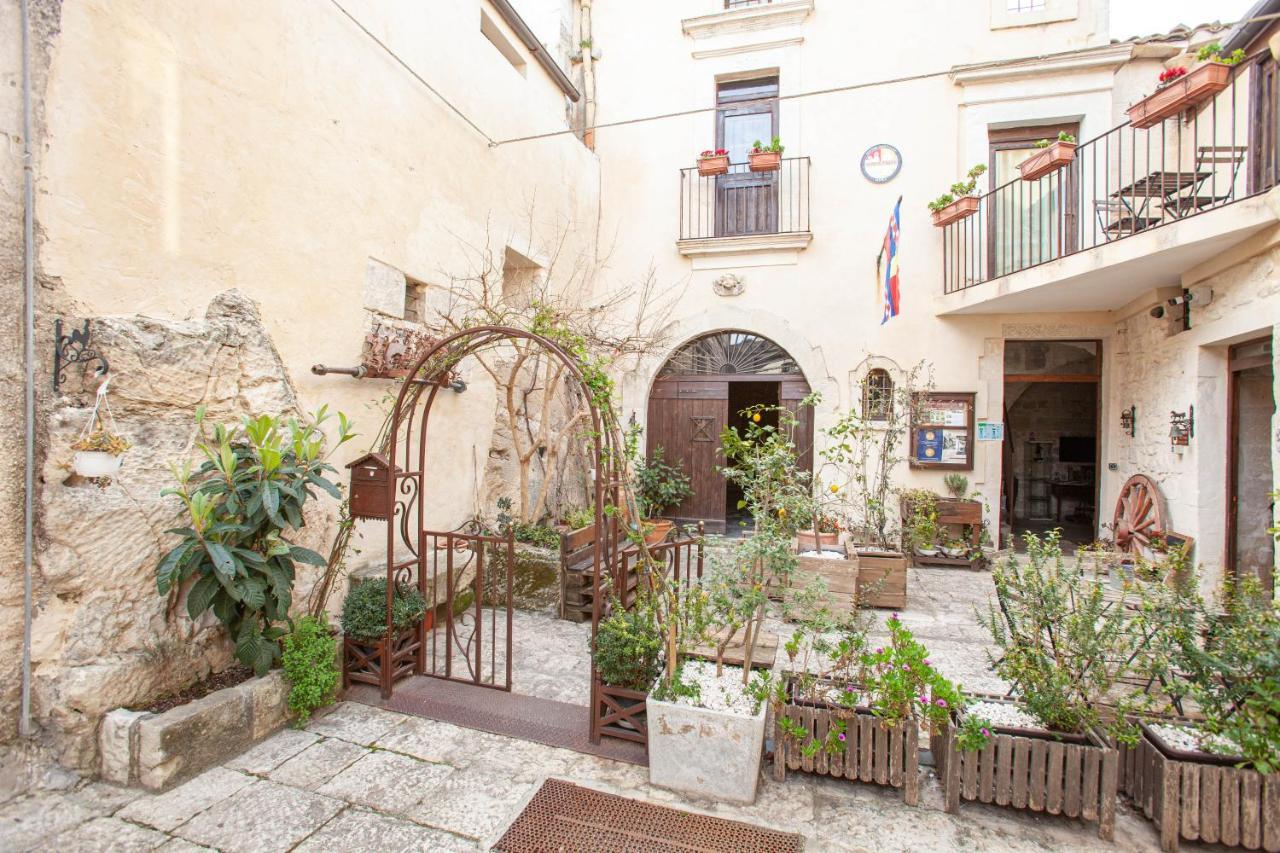 Case-Grotte Degli Avi, Esperienza Abitativa In Grotta Modica Exterior photo